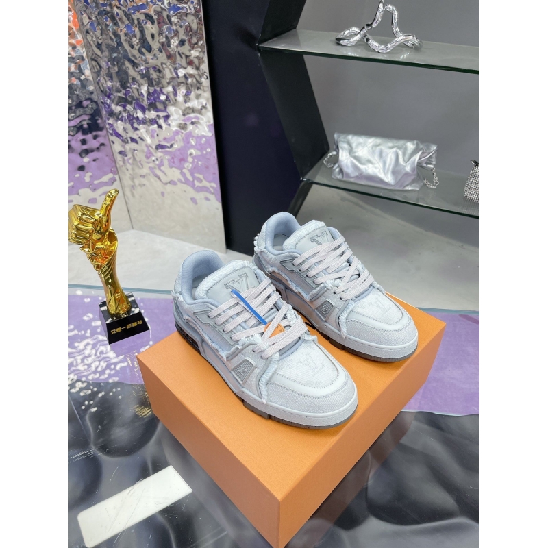 l**is V*t*n sneakers